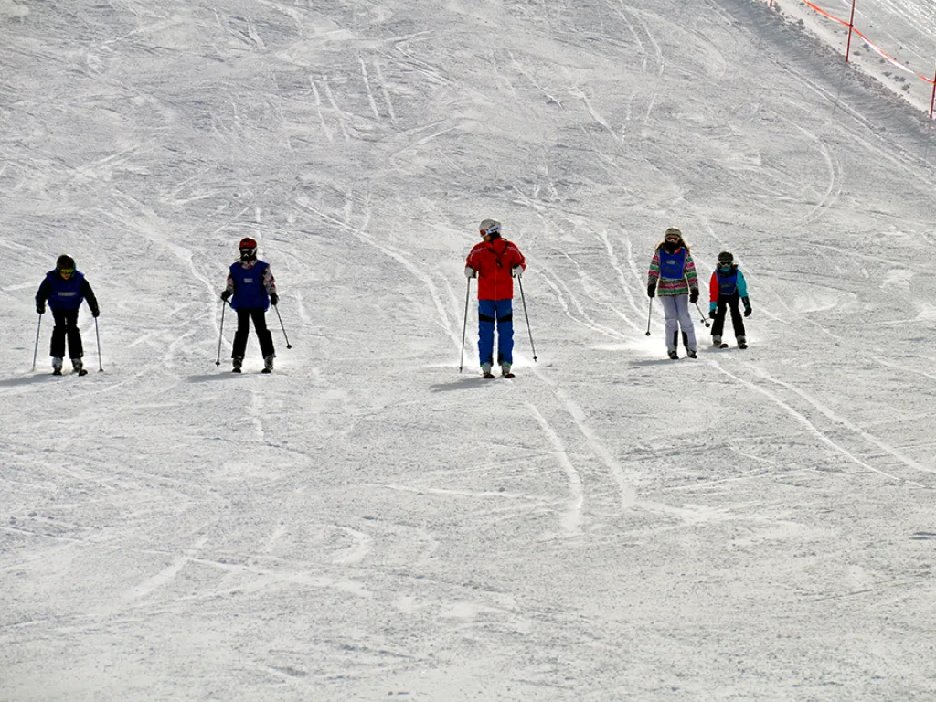 Skifahrende verteilt auf der weiten Piste.